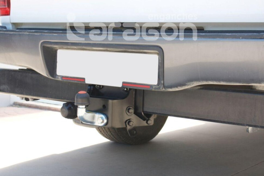 Фаркоп ARAGON на TOYOTA Hilux 2005–2016 Арт. E6402FC (с задней ступенькой и отбойным брусом)