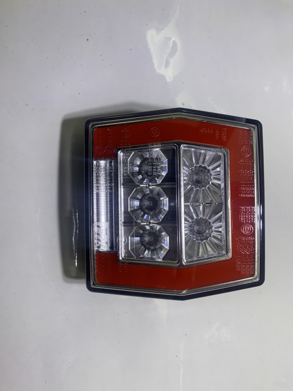 FT-120 T LED BAJONET Фонарь задний универсальный светодиодный LED 12-36 В, 4-функциональный, с подсветкой номерного знака, cтекло прозрачное